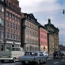 Stockholms Rederi AB Svea. Exteriör av bolagets kontor, med biltrafik.