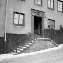 Bastugatan 15. Del av fasaden med porten