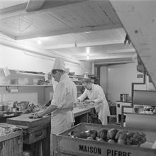 Grevgatan 39. Maison Pierre. Kockar i restaurangköket