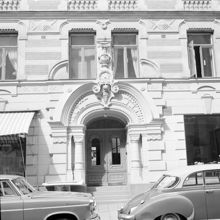 Portal och del av fasad till Banérgatan 7