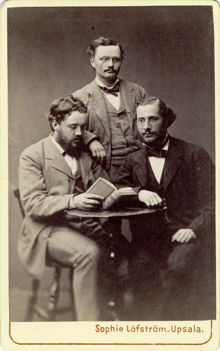 Visitkort med porträttbild av Knut Wicksell tillsammans med Hjalmar Öhrvall till vänster och Theodor Frölander till höger.