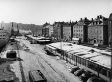 Vy söderut. Till höger bl a Stockholms Rederi AB Sveas huvudkontor vid Skeppsbron 28.