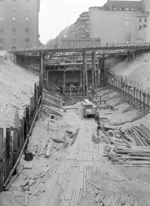 Schaktning mellan kv. Grytgjutaren och kv. Uppvaktaren för tunnelbanan vid T-Hötorget. Dåvarande Oxtorgsgatan går på en bro vid Konserthuset. Här går numera Sveavägen norrut