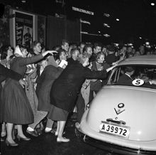 Biblioteksgatan 26, Biograf Anglais. Uppståndelse när Tommy Steele lämnar/anländer till konserten i bil