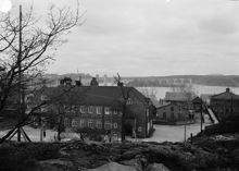 Liljeholmens gamla station 1933. Bakom stationshuset ligger SJ:s verkstäder