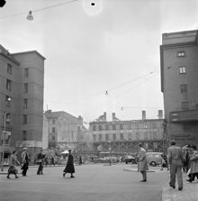 Sveavägens förlängning söderut från Kungsgatan mot kv. Uppvaktaren, Oxtorgsgatan 7. T.v. kv. Järnplåten, t.h. Konserthuset.