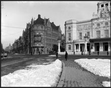 Nybroplan framför Dramatiska Teatern till höger. Till vänster i fonden Birger Jarlsgatan