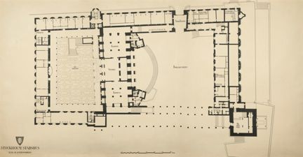 Ritning i stort format av stadshuset, plan av bottenvåningen, i tusch på gulnat papper