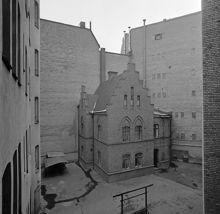 Karlavägen 80 där Strindberg bodde, gården. Trappgavelhus uppfört 1900 av Ludvig Peterson