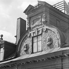 Malmskillnadsgatan 35. Restaurang Oxen-Hungaria. Takvåningens fasad med porträttmedaljonger och årtalet 1883