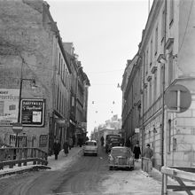 Hamngatan österut efter rivning i kv. Hoven. T.v. Hamngatan 32 och t.h. Hamngatan 19. I fonden skymtar Sidenhuset "Hamngatspalatset".