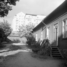 Kv. Ruddammen mellan Körsbärsvägen och Valhallavägen. Nödbostäder