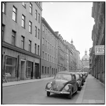 Jungfrugatan med riktning syd-väst mot Hedvig Eleonora kyrka,  nr 26  närmast till vänster
