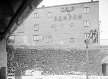 Kv. Järngraven Övra från öster. Bilden är tagen från Sjöbergsplan under Västra Slussgatan. Kvarteret som låg mellan Sjöbergsplan och Södermalmstorg revs 1954