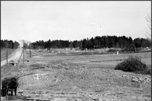 Ängby småstugeområde under byggnad vid hörnet av Blackebergsvägen och Ängbyvägen, mot norr