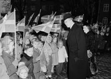 Danvikshemsvägen 8, Danviks Hem. Kung Gustaf VI Adolf  och Drottning Louise besöker hemmet i samband med Danvikens 400 års jubileum