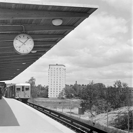 Ett anländande tåg sett från perrongen.