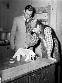Hantverkargatan 67-69. Hobbydagar i Kungsholms Läroverk (Högre allmänna läroverket å Kungsholmen). Magister Yngve Anshelm tittar när Lennart Brage målar sin hylla i slöjdsalen