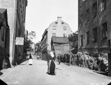 Skånegatan österut från Nytorget. Skånegatan 96, 98 och 100 t.h