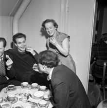Karduansmakargatan 11B, Svenska Dagbladets fotoavdelning. Fotograf John Kjellström med fru Mary bjuder kollegor på bröllopskaffe. Fr. v. Vimar Eriksson, Jan Ehnemark, Mary  Kjellström, Gunnar Lantz