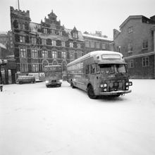Bilder tagna inför o under 1974 års ombyggnad av Sjömanshemmet. Utflyttning ur Sjömanshemmet - dec 1973. Flyttbussar. Del av Stadsmuseets flygel syns till höger i bilden