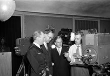 Hötorget 8, Konserthuset. Statsminister Tage Erlander, flygvapenchefen Nordenskiöld och Elektronikbolagets chef  S. Jansson får en demonstration om television av Mr Walter Lawrence från RCA