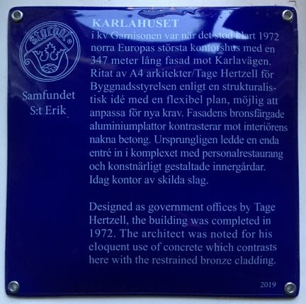 Blå emaljerad skylt med vit text