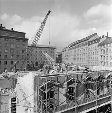 Kvarteret Wahrenberg under rivning, sett från Herkulesgatan mot Brunkebergstorg norrut