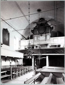 Interiör av Finska kyrkan från altaret mot bänkraderna och orgelläktaren