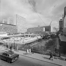 Barnens Dag firas på blivande plattan vid Sergels Torg. Vy österut från Drottninggatan 39