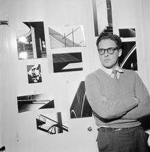 Fotograf Lennart Olson, framför några av sina bilder. Fick Svenska Dagbladets stipendium