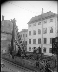 Lilla Nygatan 19. Byggnaden i hörnet av Lilla Nygatan-Schönfeldts gränd riven. Pålning för nybyggnation bakom Schönfeldtska huset.Lilla Nygatan nummerändrad 19 = 13