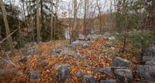 Spår av gamla bosättningar på Fornborgsberget i Bromsten