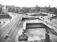 Slussens trafikmaskineri sett mot Södermalm. I mitten på bilden Södra Stadshuset, Stockholms Stadsmuseums byggnad