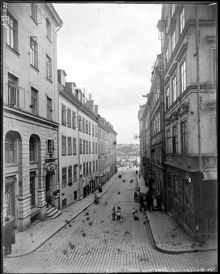 Utsikt över Brunnsgränd med Skeppsbron i bakgrunden