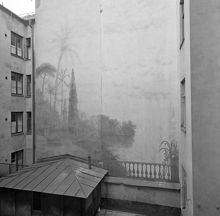 Artillerigatan 25, kv Sjöhästen. Målning på gårdens brandmur. Huset byggdes 1899