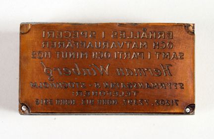 Bild av klichén. Texten syns spegelvänd.