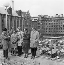 Ungdomar från Karleby, Finland på Hötorgshallens tak. Utsikt mot kv. Torgvågen/PUB-huset och kv. Vinkelhaken/Kungsgatan 48