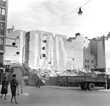 Brandmur i kv. Uppvaktaren sedd från Sveavägen. Rivningar pågår