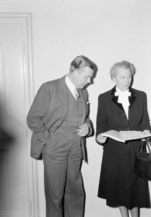Mynttorget 2, Kanslihuset. Folkhushållningsdepartementets Generalsekreterare Gunnar Myrdal och Statsrådet Karin Kock