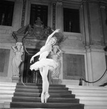 Gustav Adolfs Torg 2, Operan, premiärdansösen  Mariane Orlando dansar balett i trappan