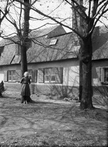 En flicka står på gårdssidan av Parmmätargatan 8. Huset ägdes av Bolinders AB. Motsvarar nu läget mellan Kungsklippan 7 och 10