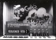 Folkgasmask Fatra C i skyltfönstret på MEA
