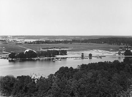Utsikt från Bredablick över Djurgårdsbrunnsviken och Ladugårdsgärdet. I fonden Lilla Värtan och Lidingön