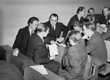 Drottninggatan 116, Stockholms Högskola. Kurs för herrar i ämnet ""Stil och personlighet"". Män diskuterar i grupp, har de för mycket eller för lite säkerhet?