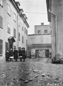 En grupp flickor på gården till Katarina Högbergsgata 26. Nuv. Högbergsgatan 26