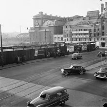 Vasagatan. LO planerade att bygga ett nytt hus för Aftontidningen och Morgon-Tidningen, till vänster på bilden, (kv. Kortbyrån). Bygget blev inställt