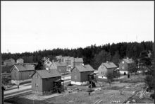 Kvarteret Stekpannan 16-19 från öster vid Alstersvägen i Åkeshovs småstugeområde