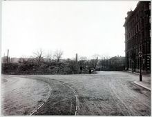 Sankt Eriksplan från korsningen Odengatan - Torsgatan, Rörstrands porslinsfabrik i bakgrunden. T. h. syns fastigheten "Brända Stickan", som byggdes om i funkisstil på 1930-talet.