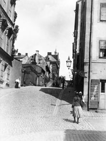 Folkliv på Timmermansgatan norrut från Brännkyrkagatan. T.v. Timmermansgatan 10-2. Från Tavastgatan leder trappor till Bastugatan